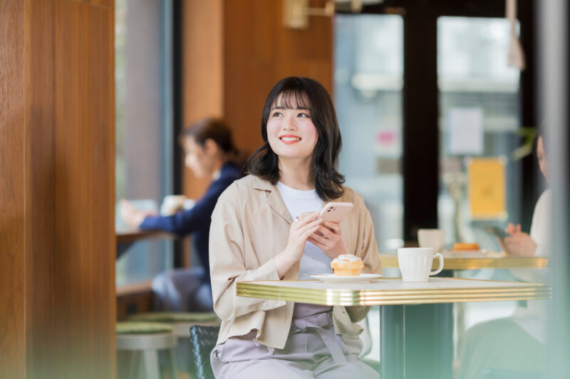 スマホをカフェで見る女性